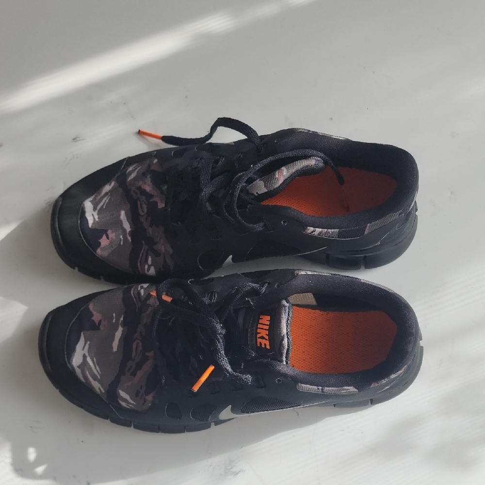 Nike Kids Sneakers Black and Orange - Picture 2 of 8